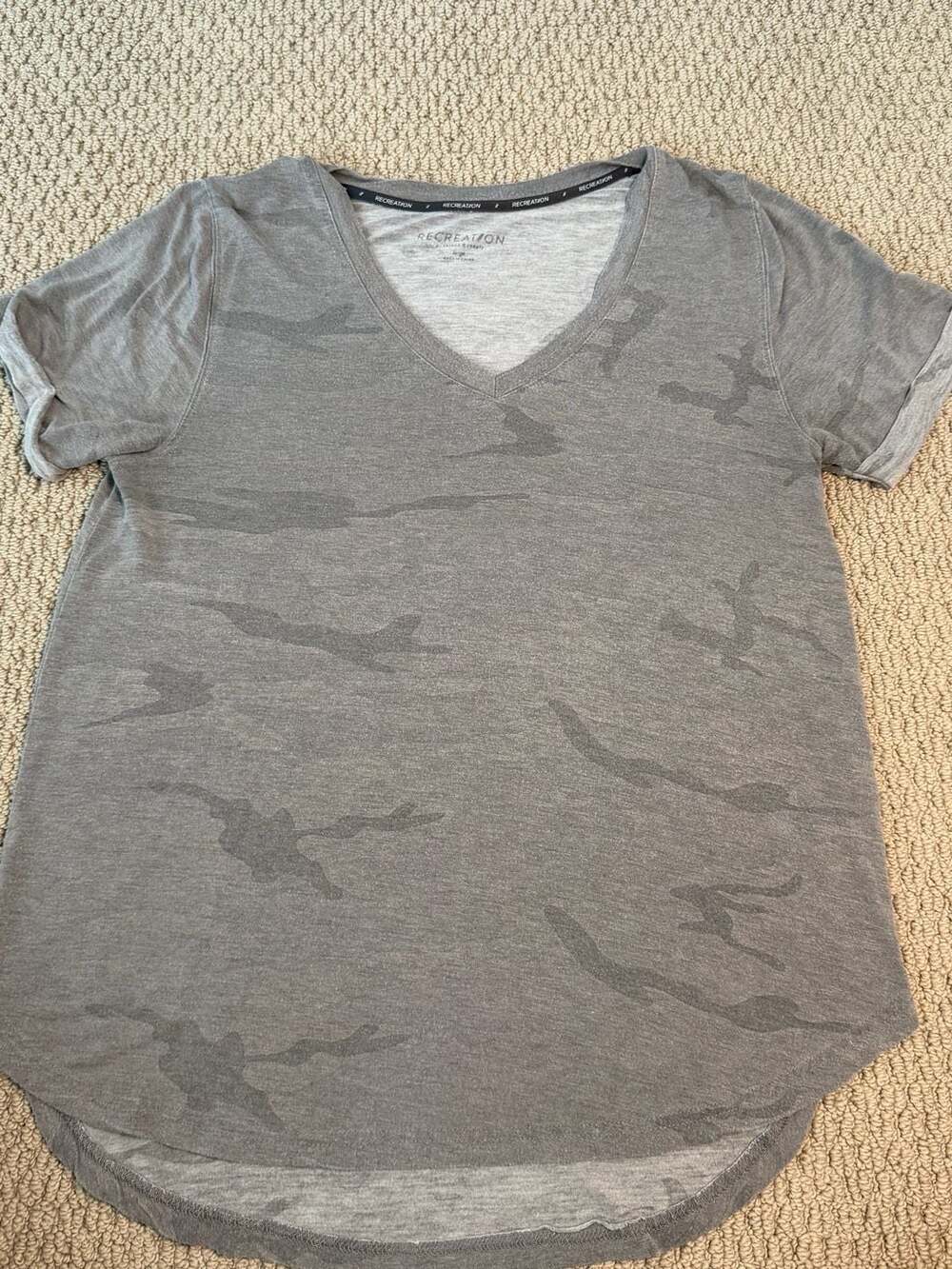 Recreation by Reese Witherspoon Women's Grey Camo V-Neck T-Shirt, Size Large